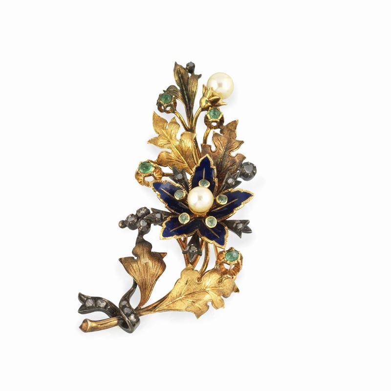 Spilla tralcio di fiori in oro rosa 18 kt, smeraldi, rose di diamante, perle e smalto blu