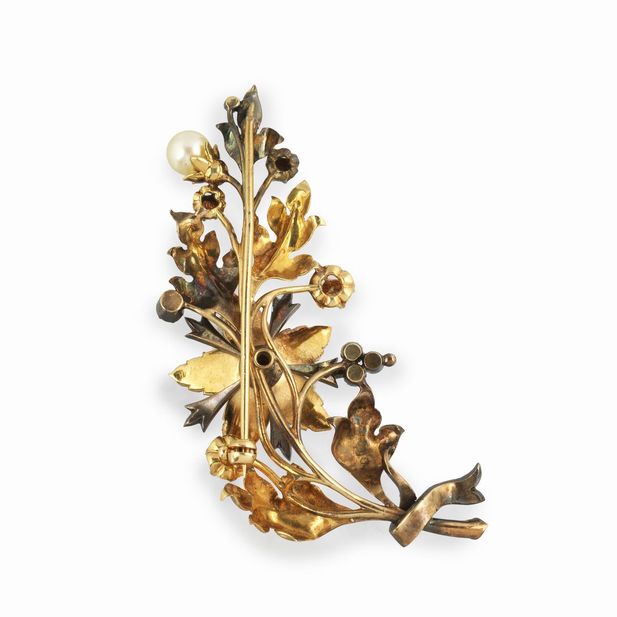 Spilla tralcio di fiori in oro rosa 18 kt, smeraldi, rose di diamante, perle e smalto blu