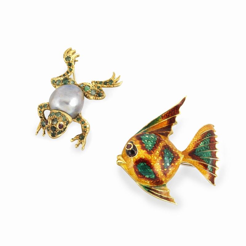 Spilla Rana in oro giallo 18 kt, smeraldi e perla grigia e spilla Pesce in smalti policromi
