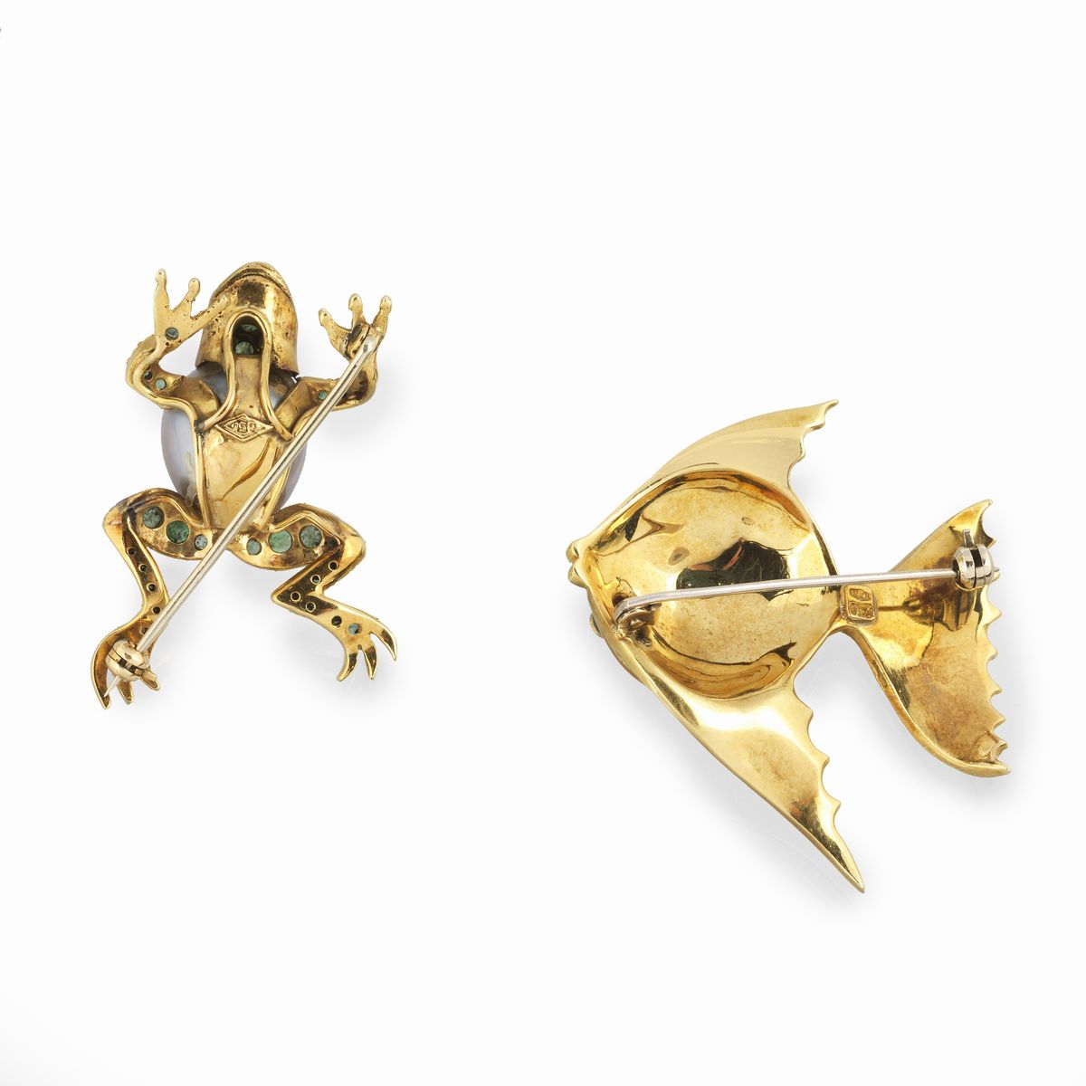 Spilla Rana in oro giallo 18 kt, smeraldi e perla grigia e spilla Pesce in smalti policromi