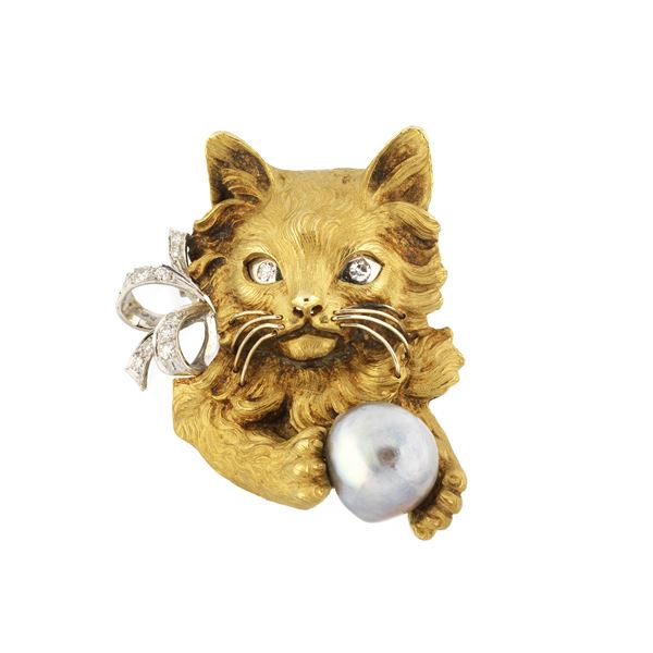 Cat brooch in 18 kt yellow and white gold, diamonds and gray pearl