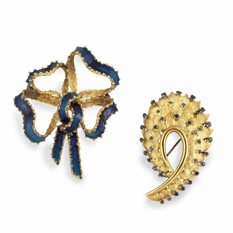 Spilla Fiocco in oro giallo e smalto blu e spilla Foglia in oro giallo e zaffiri, entrambi 18 kt