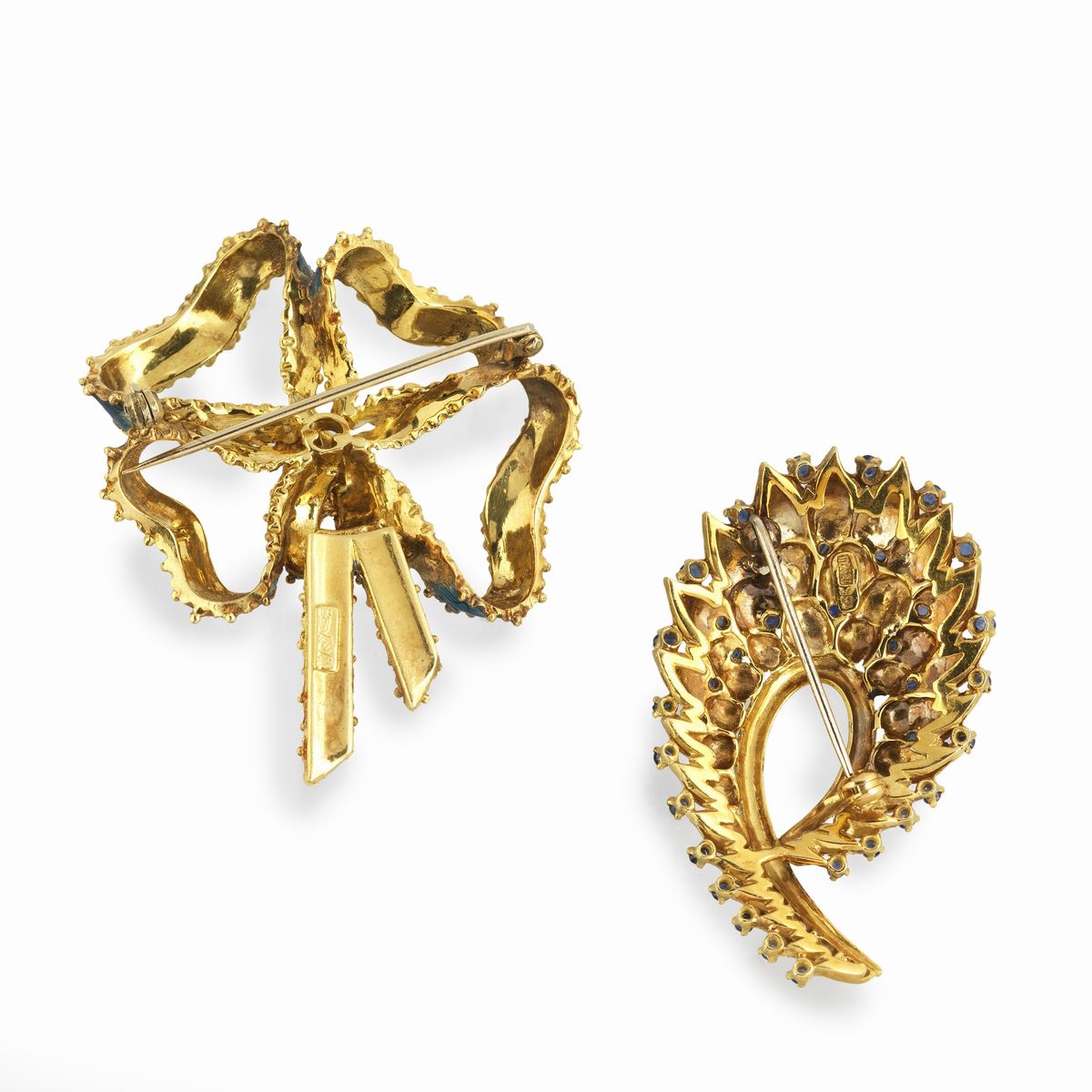 Spilla Fiocco in oro giallo e smalto blu e spilla Foglia in oro giallo e zaffiri, entrambi 18 kt