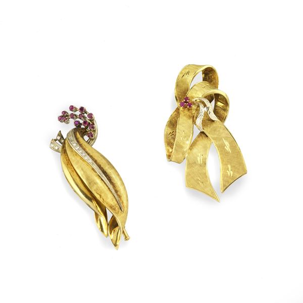 Fiocco brooch in engraved yellow gold and rubies and Foglie brooch in yellow gold, diamonds and rubies