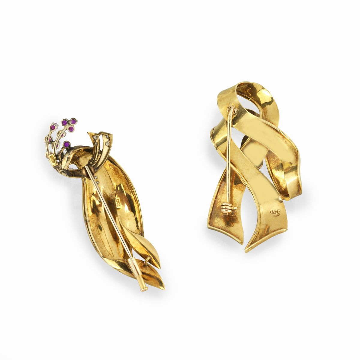Spilla Fiocco in oro giallo inciso e rubini e spilla Foglie in oro giallo, diamanti e rubini