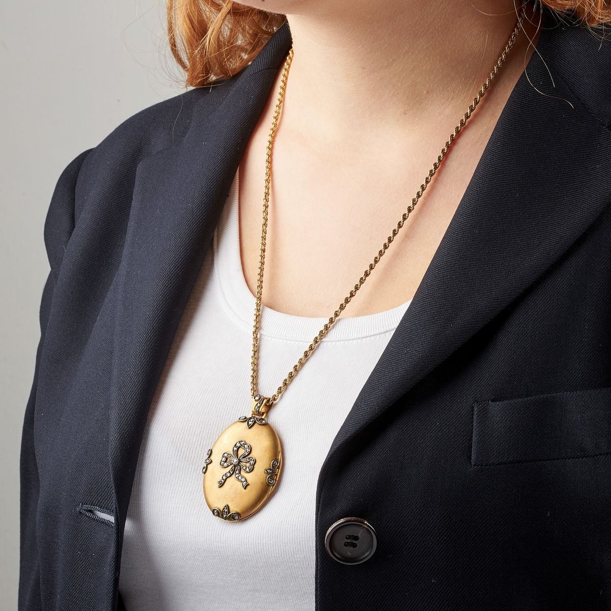 Grande porta-ritratti in oro giallo 14 kt e rose di diamante e catena in oro giallo 18 kt