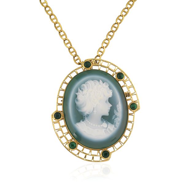 Large pendant-brooch with cameo in plastic material, yellow gold and long 18k yellow gold chain