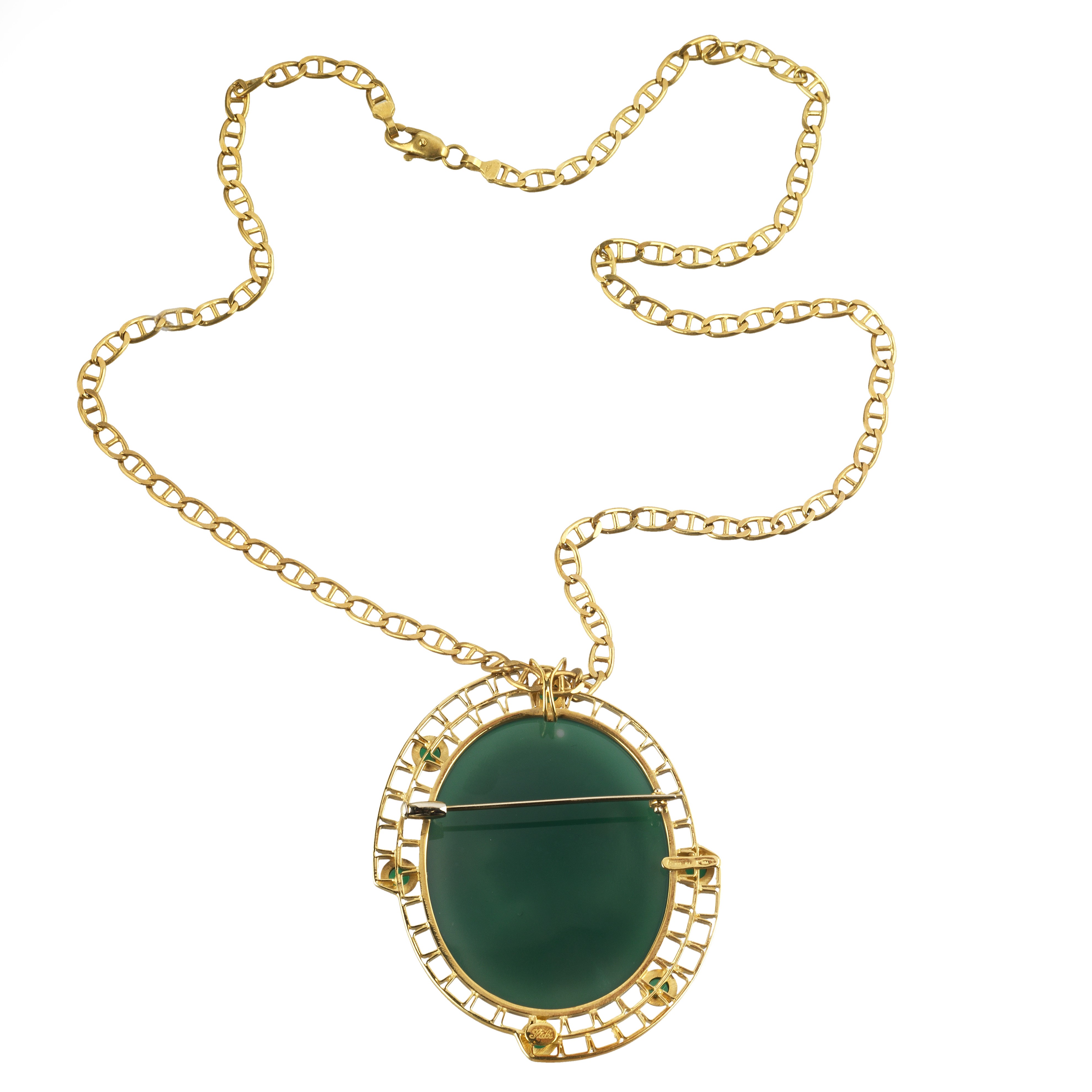 Grande pendente-spilla con cammeo in materiale plastico, oro giallo e lunga catena in oro giallo ...