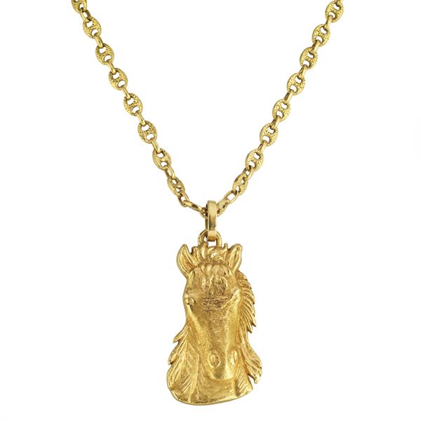 Horse head pendant with marine link chain in 18 kt yellow gold