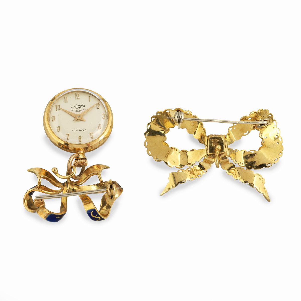 Orologio da taschino Enicar, spilla a fiocco in oro giallo e smalto 18 kt ed un altra spilla simi...