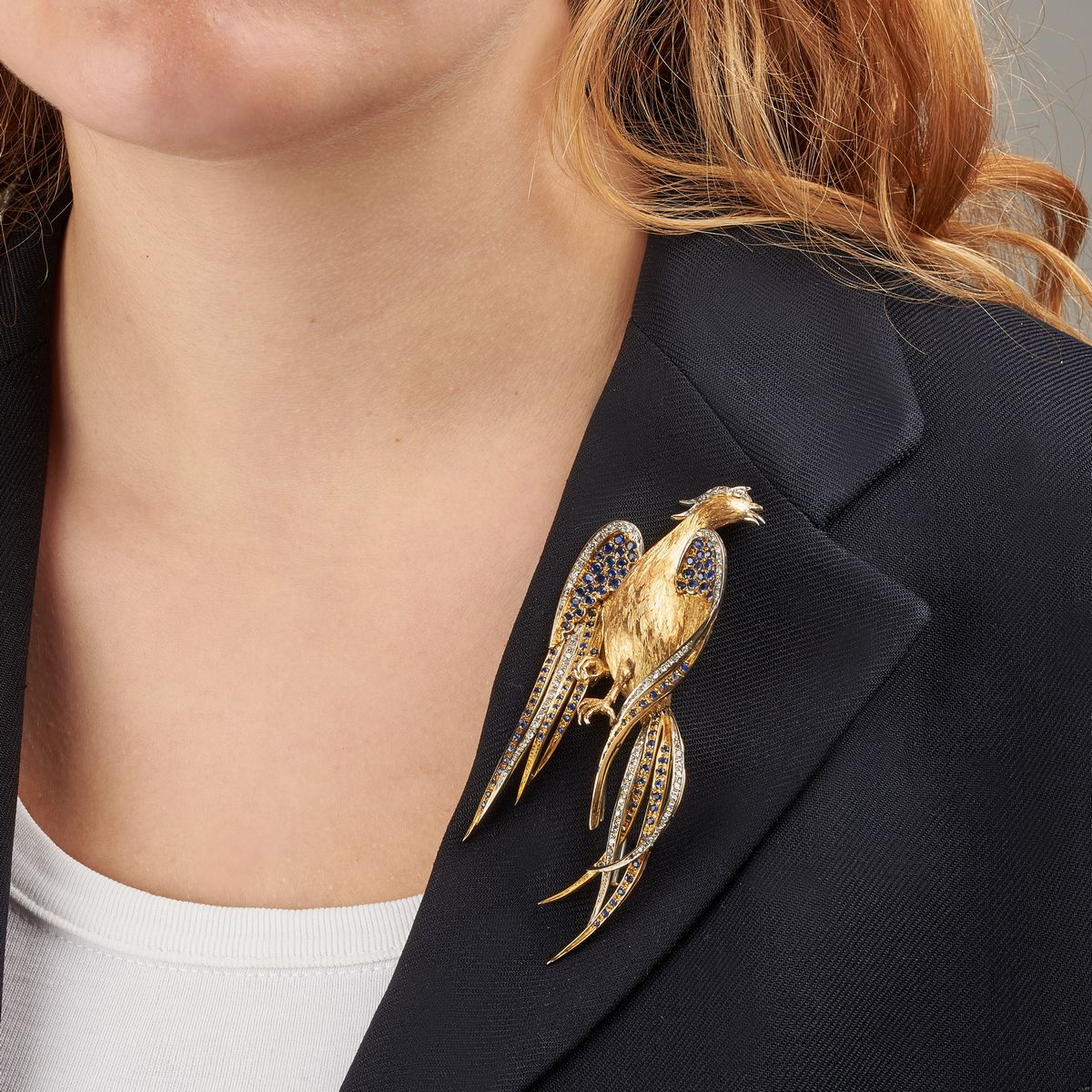 Grande spilla Fenice in oro giallo 18 kt, oro bianco, diamanti e zaffiri