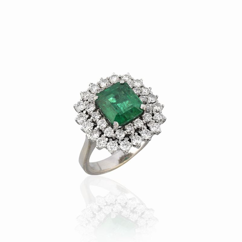Anello a margherita in oro bianco 18 kt, diamanti e smeraldo Zambia