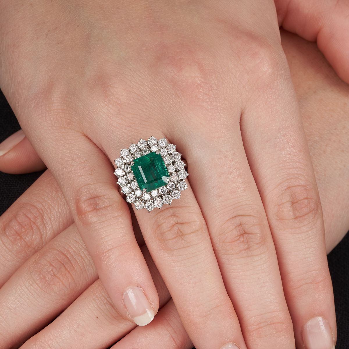 Anello a margherita in oro bianco 18 kt, diamanti e smeraldo Zambia