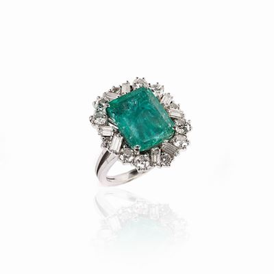 Anello a Margherita in Oro Bianco, Diamanti e Smeraldo