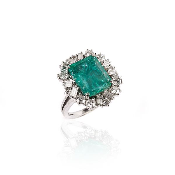Daisy ring in white gold, diamonds and emerald