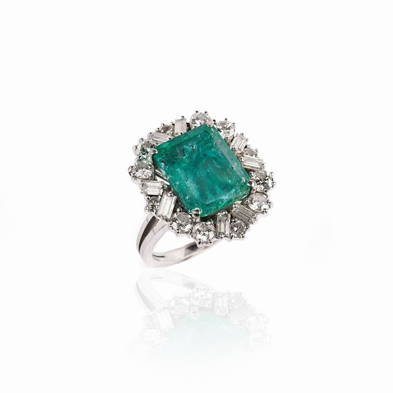 Anello a Margherita in Oro Bianco, Diamanti e Smeraldo