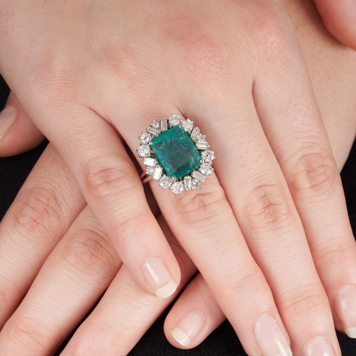 Anello a Margherita in Oro Bianco, Diamanti e Smeraldo