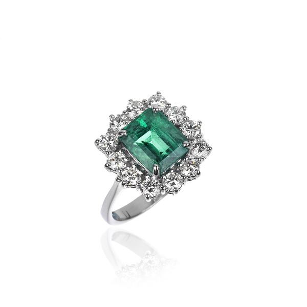 Daisy ring in 18 kt white gold and Zambia emerald