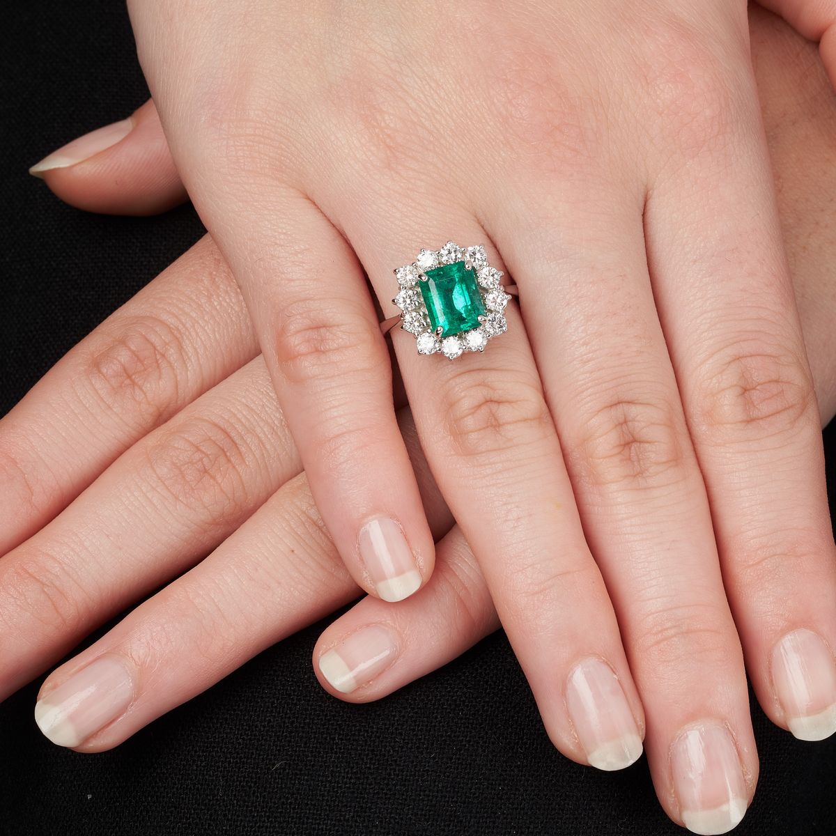 Anello a margherita in oro bianco 18 kt e smeraldo Zambia