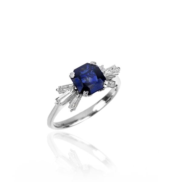 Ring in 18 kt white gold, diamonds and sapphire
