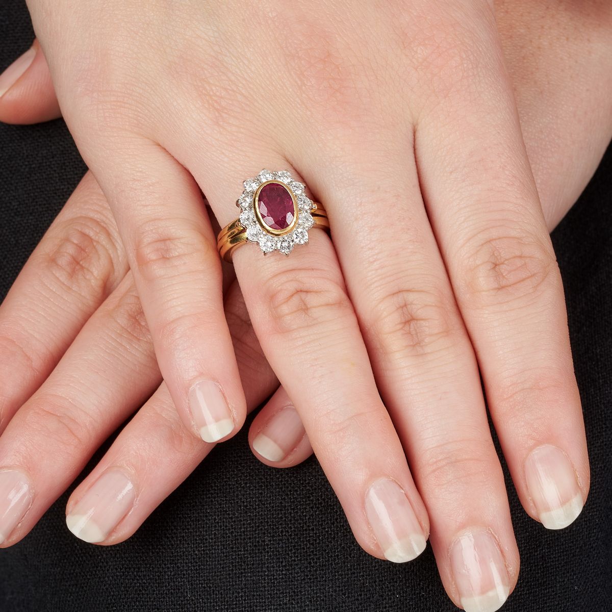 Salvini - Anello a Margherita in Oro Giallo 18 Kt, Oro Bianco, Diamanti e Rubino