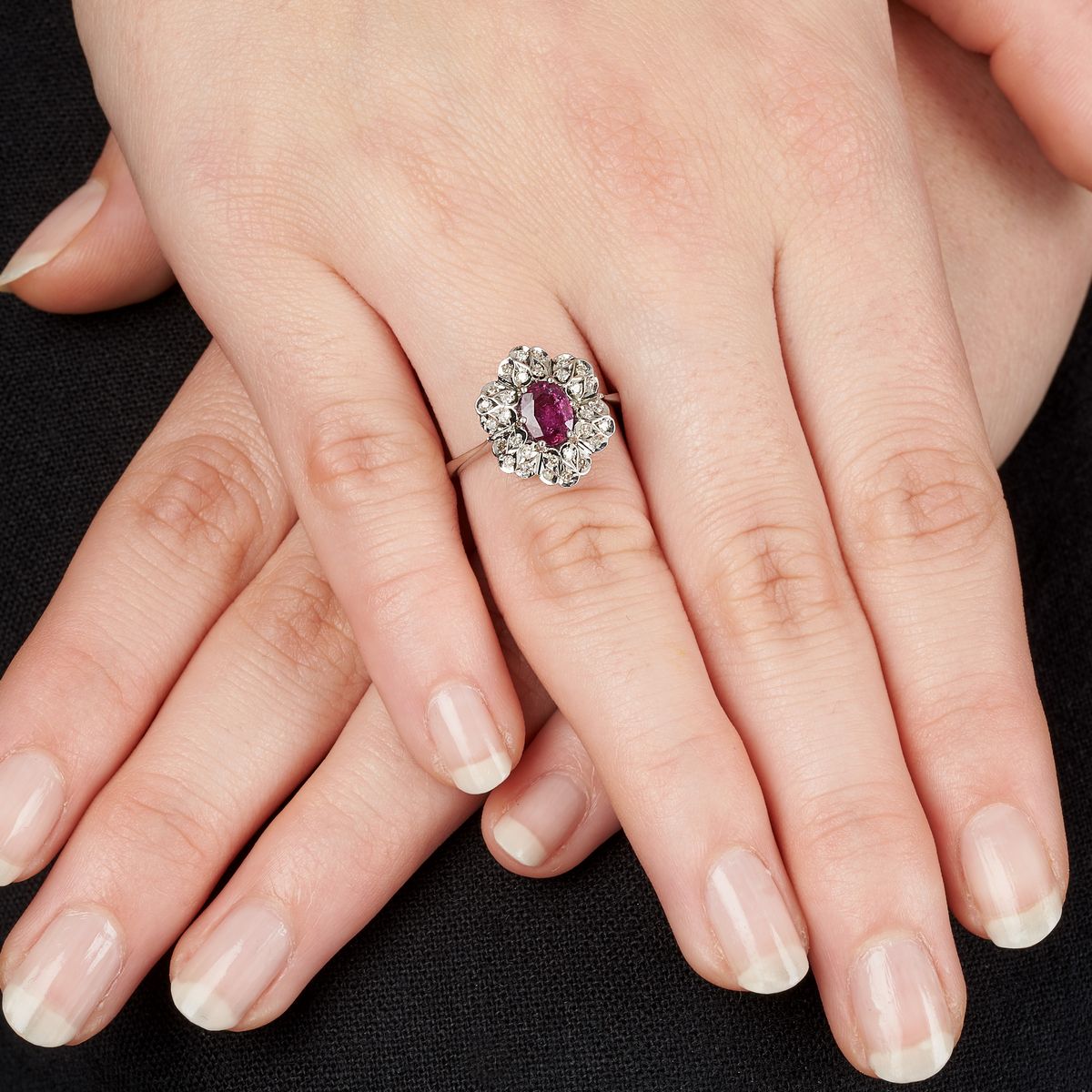 Anello a margherita in oro bianco 18 kt, diamanti e rubino