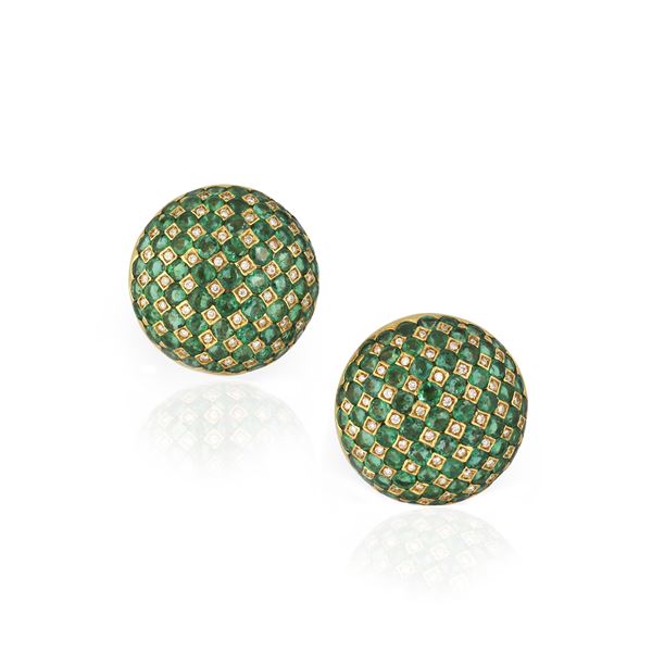 Large stud earrings in yellow gold, diamonds and emeralds