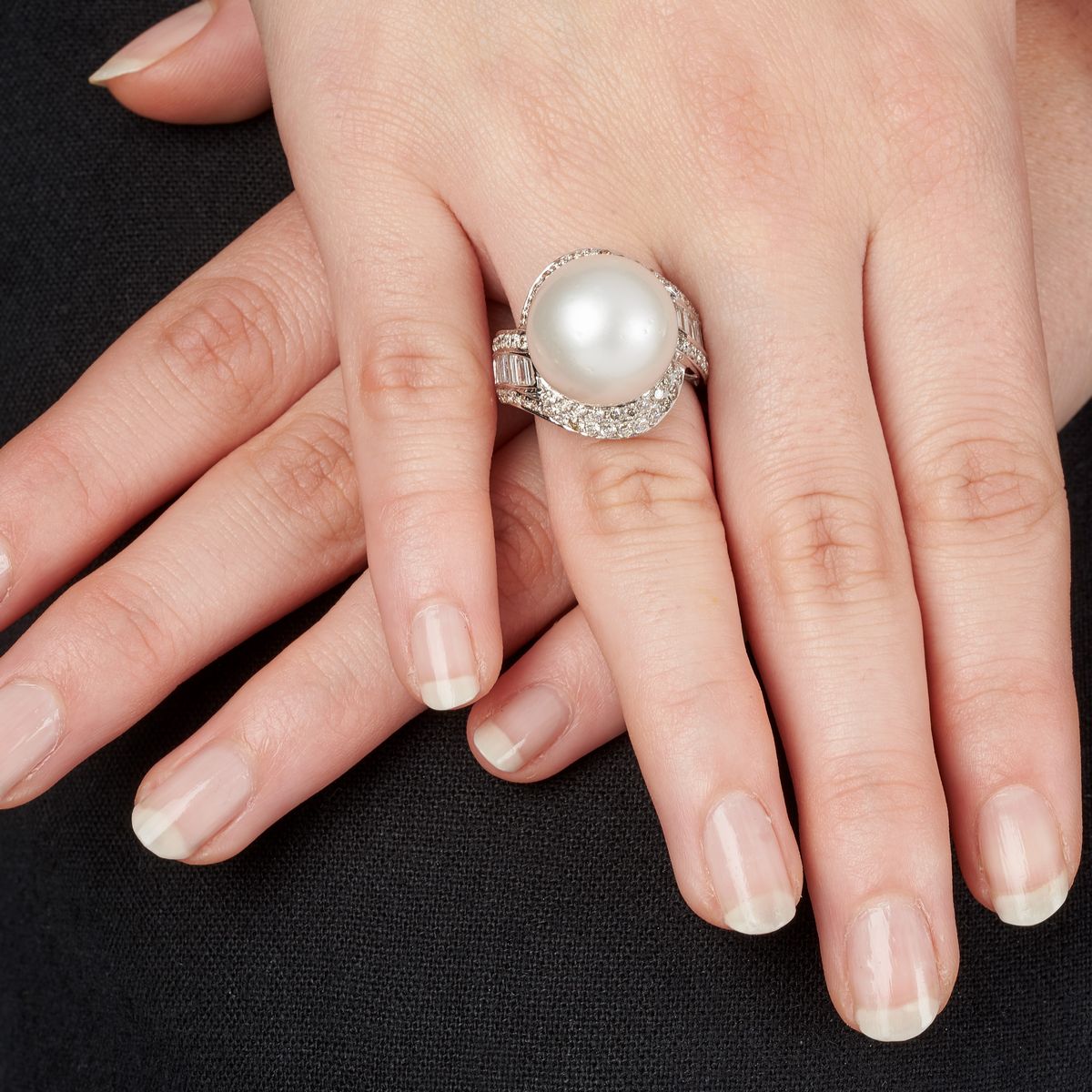 Anello in oro bianco 18 kt, diamanti e grande perla