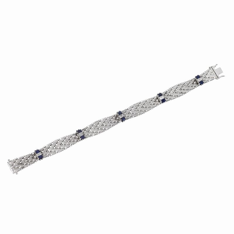 Bracciale a maglia tessuto in oro bianco 18 kt, diamanti e zaffiri
