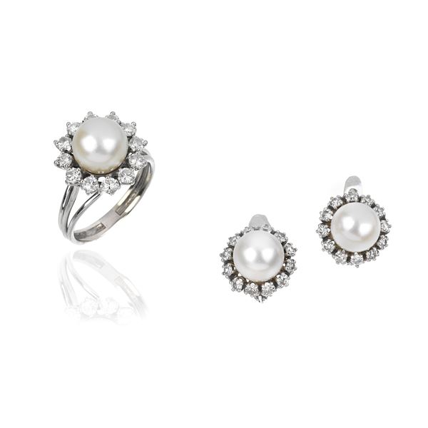 Paio di orecchini e anello a margherita in oro bianco 18 kt, diamanti e perle coltivate  (Anni Sessanta)  - Asta Asta di  Gioielli Antichi, Moderni,  Orologi da Polso e Gioielli da una Collezione Romana - Curio - Casa d'aste in Firenze