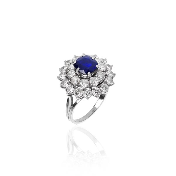 Daisy ring in 18 kt white gold, diamonds and sapphire  (Sixties)  - Auction Auction of Antique, Modern, Wristwatches and Jewellery from a Roman Collection - Curio - Casa d'aste in Firenze