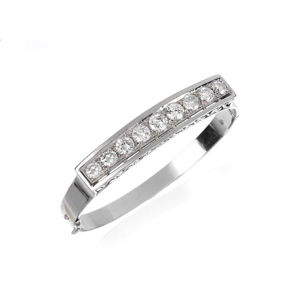 18 kt bangle and diamonds