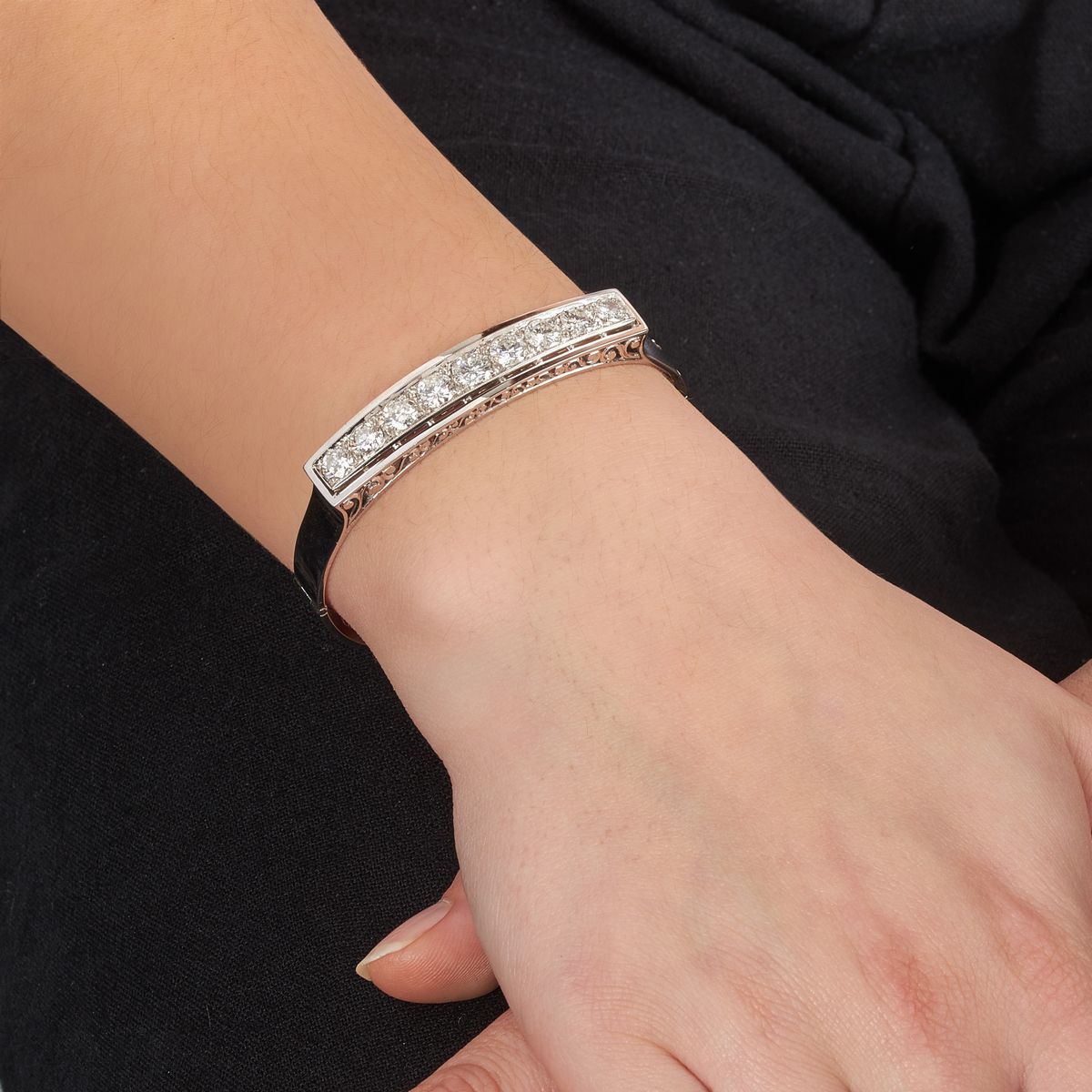 Bracciale rigido in oro bianco 18 kt e diamanti