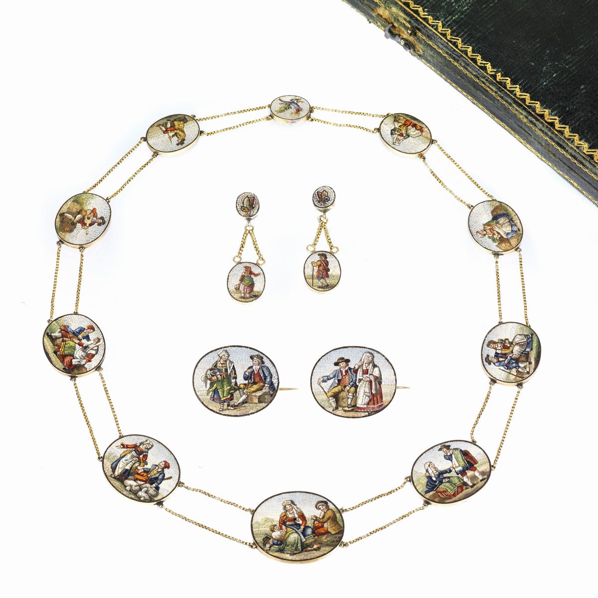 Rara parure in oro giallo con Sedici Cammei in micromosaico raffiguranti scene campestri