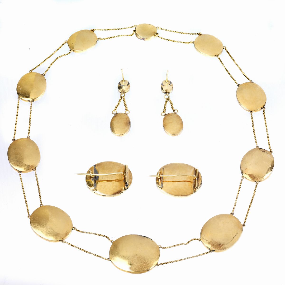 Rara parure in oro giallo con Sedici Cammei in micromosaico raffiguranti scene campestri