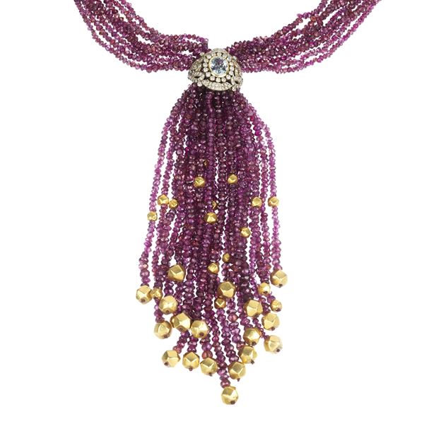 Long necklace in 18 kt yellow gold, garnet, diamonds and aquamarine