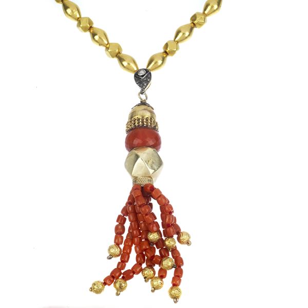 Necklace in 18 kt yellow gold and red coral
