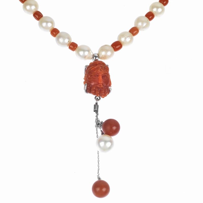 Collana in Oro Bianco 18 Kt, Corallo Rosso, Perle Coltivate e Cammeo in Corallo Inciso