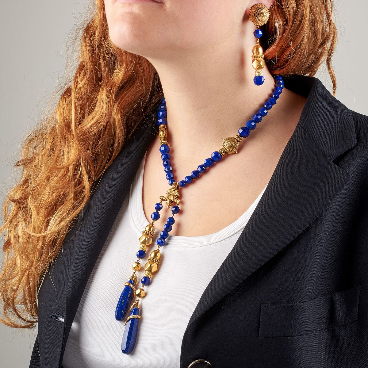 Collana con Lunghi Pendenti e Paio di Orecchini a Clip in Oro Giallo 18 Kt, Diamanti e Lapislazzu...