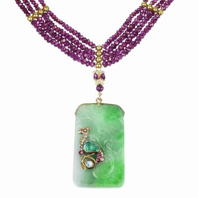 Collana con Pendente in Oro Giallo 18 e 9 Kt, Rubini, Giada, Diamanti e Smeraldo