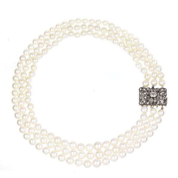 Three-strand necklace of pearls, 18 kt yellow gold, silver and diamonds