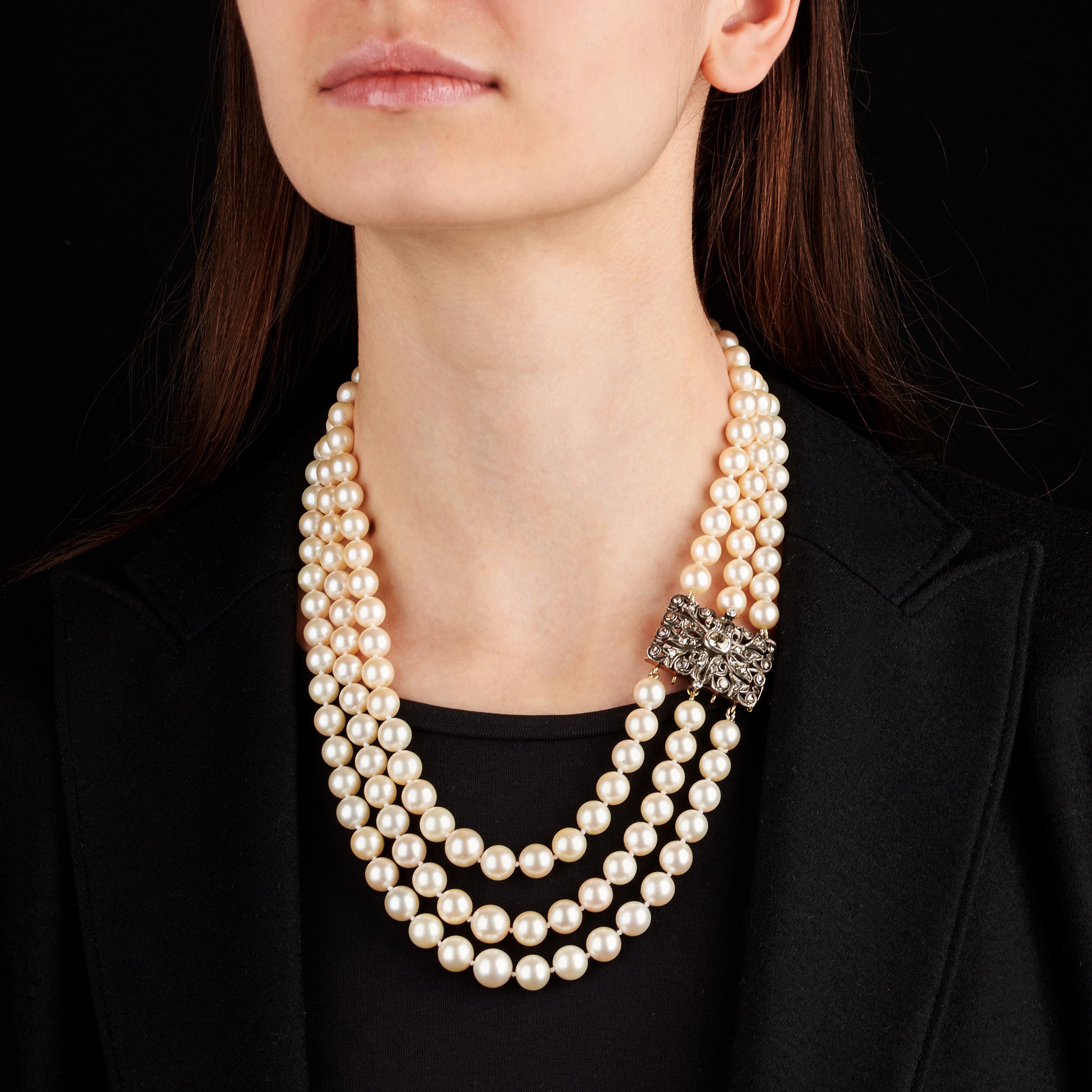 Collana a tre fili di perle, oro giallo 18 kt, argento e diamanti