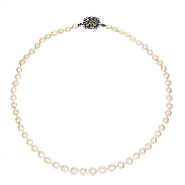 Necklace in pearls, low title gold, silver, diamond roses and emerald