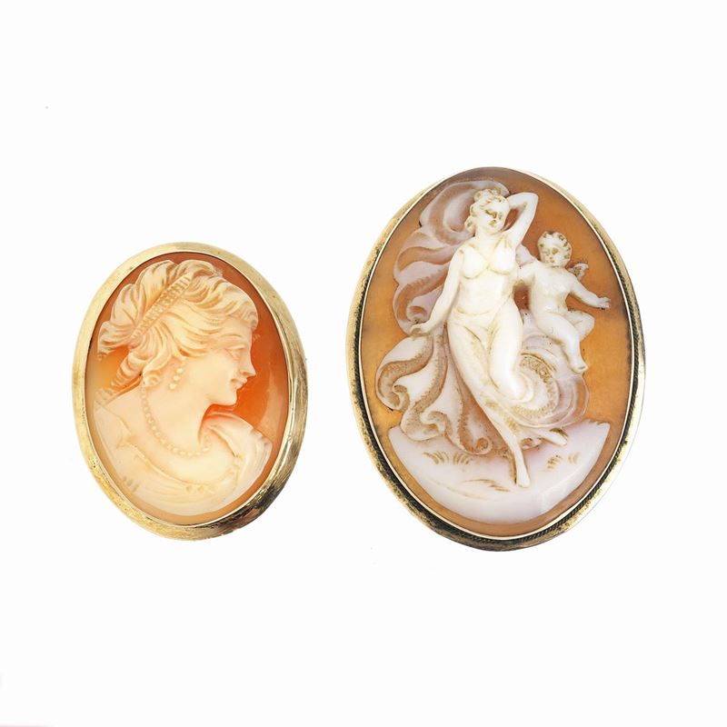 Spilla con cammeo in conchiglia Venere e Amore ed altra con profilo muliebre, entrambe in oro 18 ...