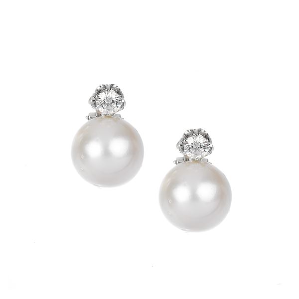 Pair of pendant earrings in 18 kt white gold, diamonds and Australian pearls