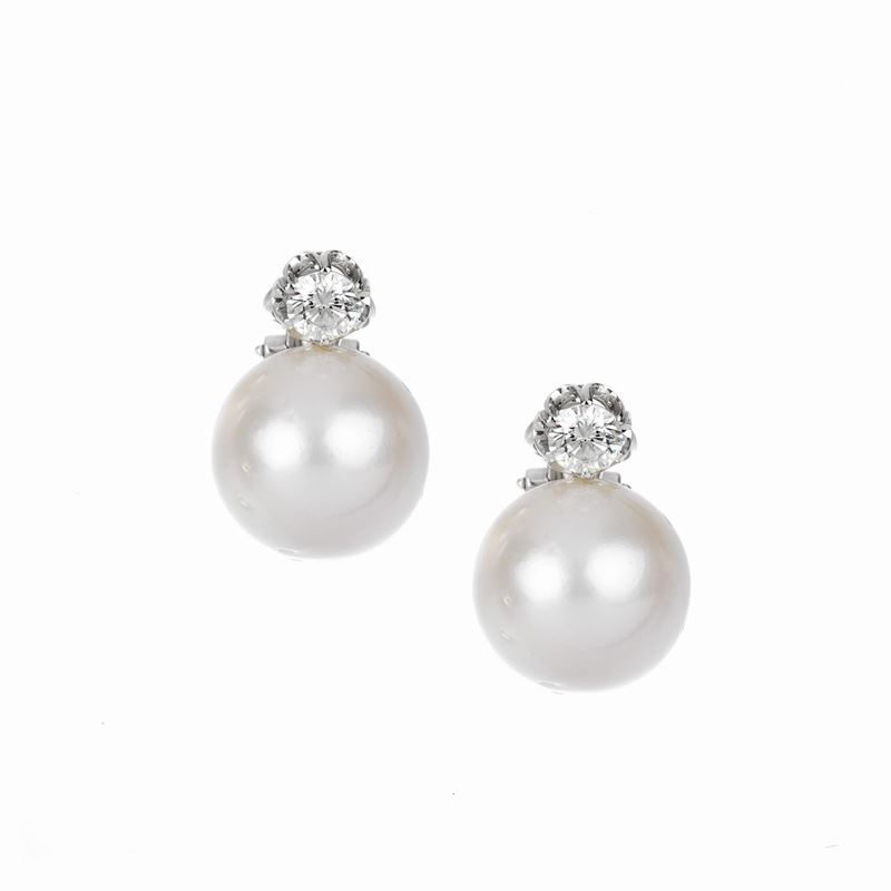Paio di orecchini pendenti in oro bianco 18 kt, diamanti e perle australiane