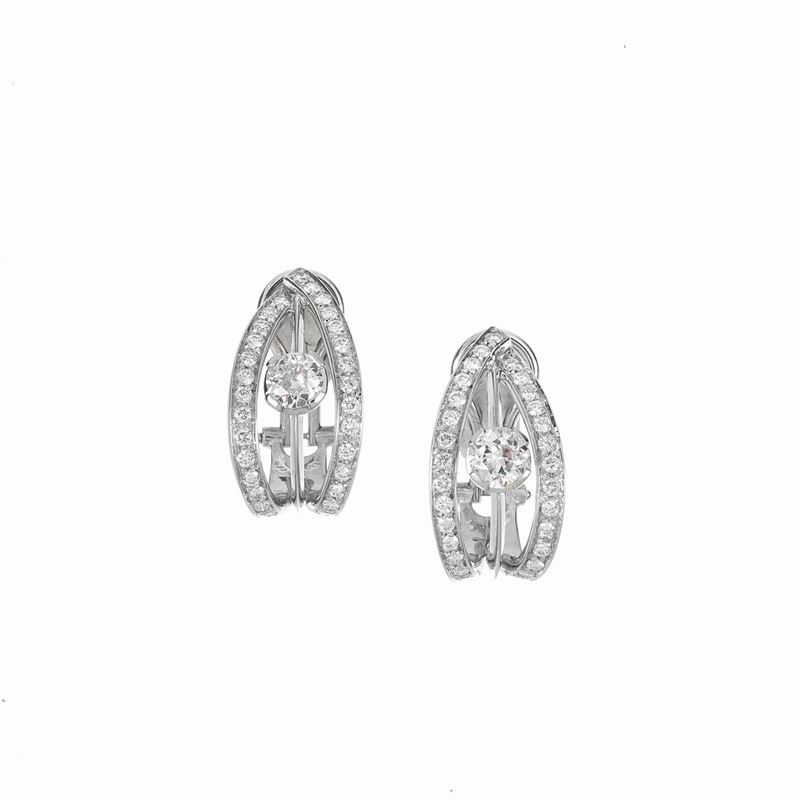 Paio di orecchini pendenti in oro bianco 18 kt e diamanti
