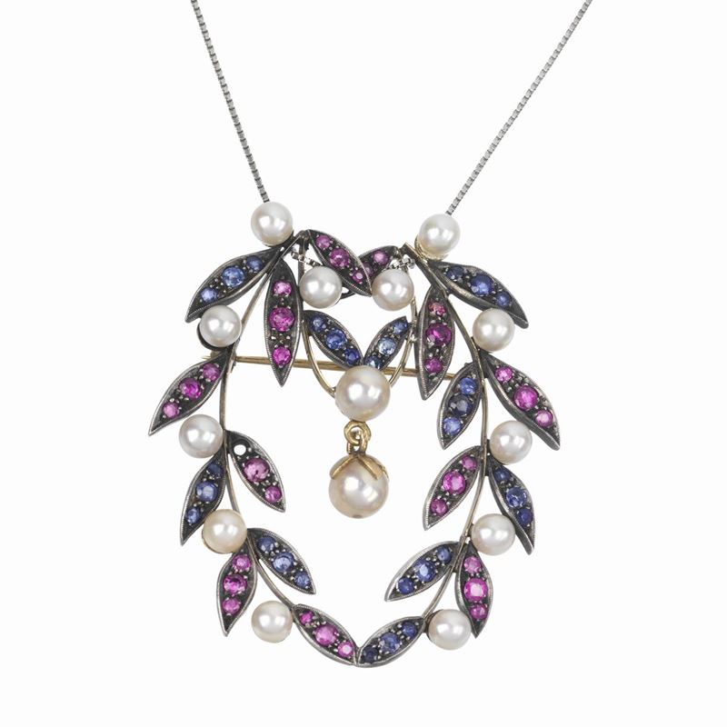 Grande spilla serto di alloro in oro rosa 18 kt, zaffiri, rubini e perle