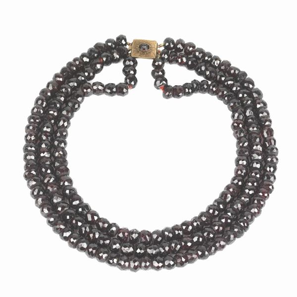 Three-strand necklace in garnet and 9 kt gold