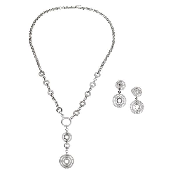 Set in 18 kt white gold and diamonds